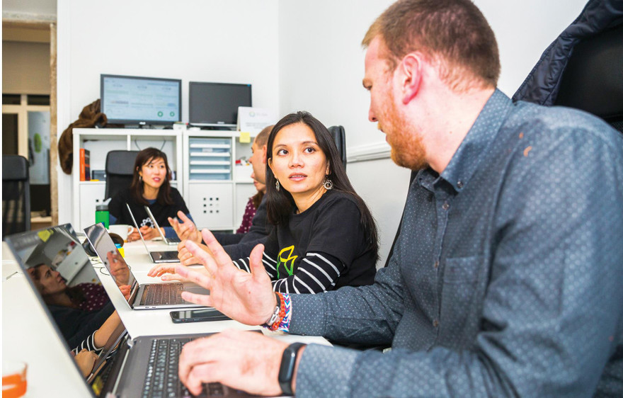 Văn Đinh Hồng Vũ trao đổi với cộng sự ở Elsa