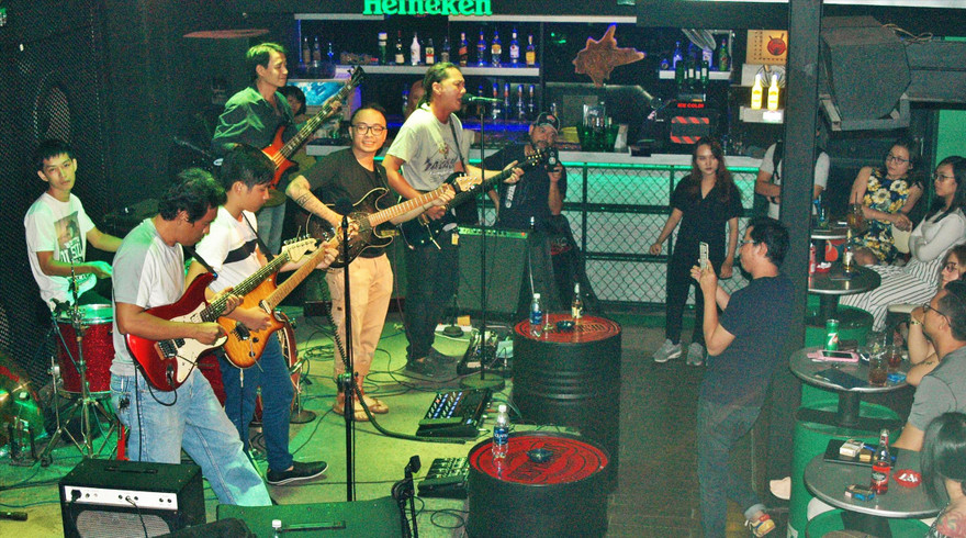 Nghệ sĩ Hoàng Tuấn (trái) và học trò. Ảnh: Trần Nguyên Anh