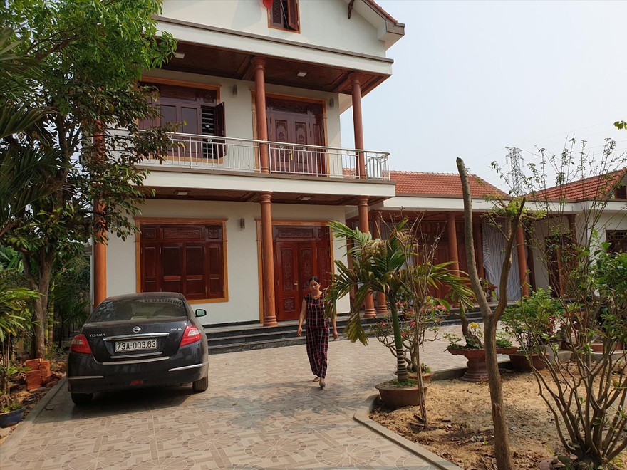 Khu nhà vườn và chiếc xe ô tô mà ông Tuyển sở hữu