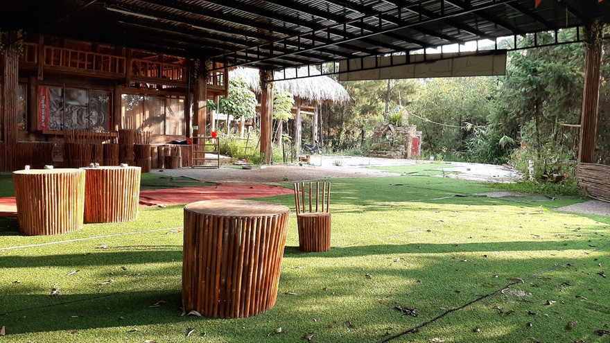 Khu vực quán bar xây dựng trong “phim trường”. Ảnh: DC 