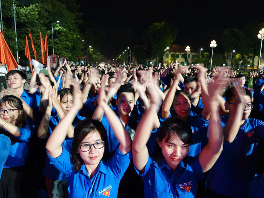 Các đảng viên trẻ tiêu biểu tại buổi lễ tổng kết tối 26/8. Ảnh: Như Ý