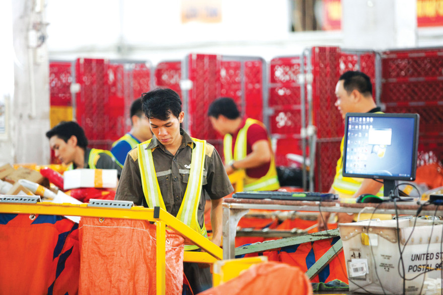 Chuẩn bị đưa thư, hàng đến người nhận