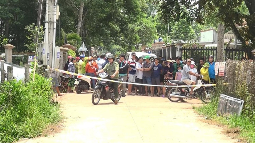 Người dân hiếu kỳ đến theo dõi vụ việc 