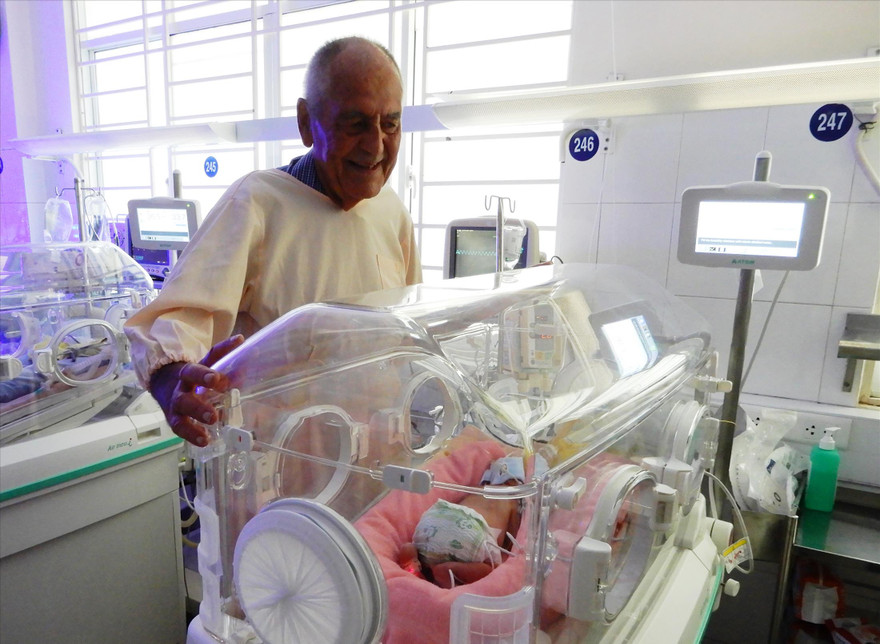 Ông Edward Smith (bìa phải) trong một lần trao tặng các thiết bị y tế cho bệnh viện Phụ sản – Nhi Đà Nẵng vào năm 2018. Ảnh: T.T