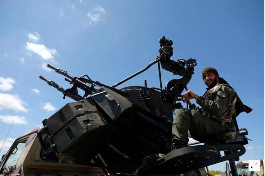 Một binh sỹ thuộc LNA trên đường tiến về Tripoli. Ảnh: Reuters