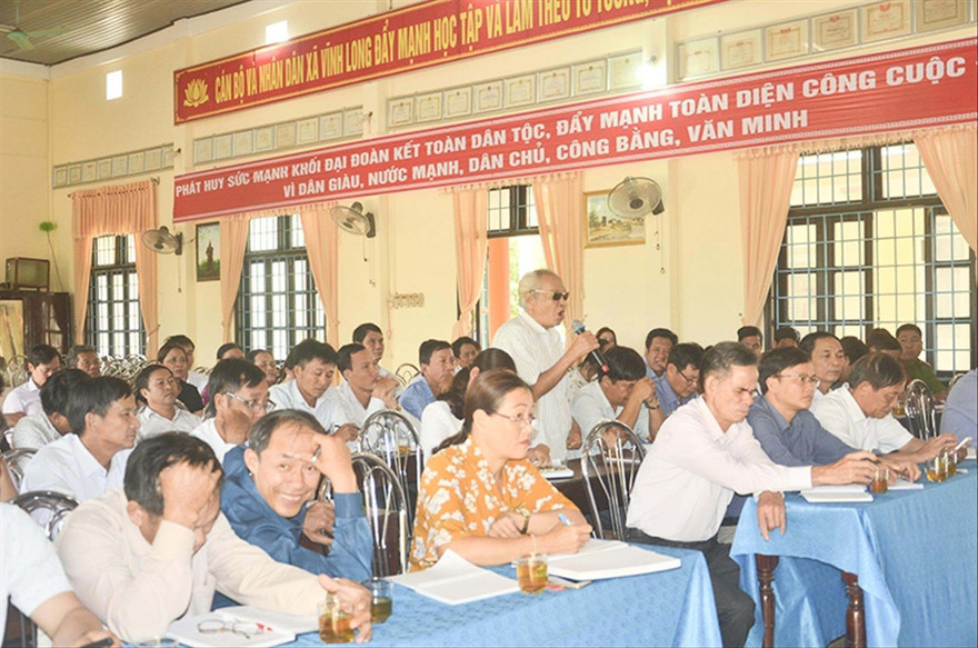 Người dân địa phương phản đối việc tiếp tục tập kết rác thải tại bãi rác tạm thôn Cây Sy​ trong cuộc đối thoại ngày 26/2