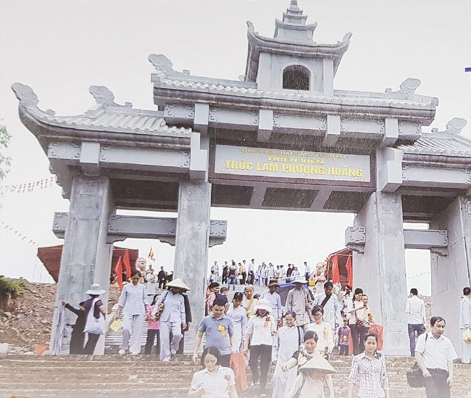 Du khách thăm quan Thiền viện Trúc Lâm Phượng Hoàng