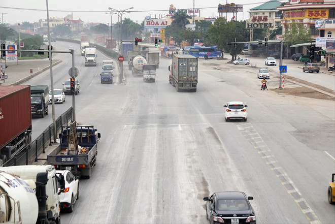 Mặt đường quốc lộ 5 xuống cấp, vạch sơn mờ. Ảnh: Nguyễn Hoàn