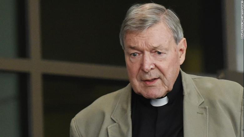 Hồng y George Pell rời tòa án ở Melbourne giai đoạn trước khi bị kết án 6 năm tù. Ảnh: Getty
