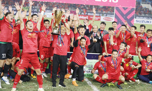 HLV Park nâng Cúp cùng các học trò 