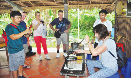 Khách quốc tế trải nghiệm làm bánh trên cồn Sơn
