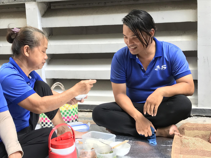 Hàng ngày mẹ con anh Hiền nấu cơm ở nhà mang đến chỗ làm ăn để tiết kiệm tiền