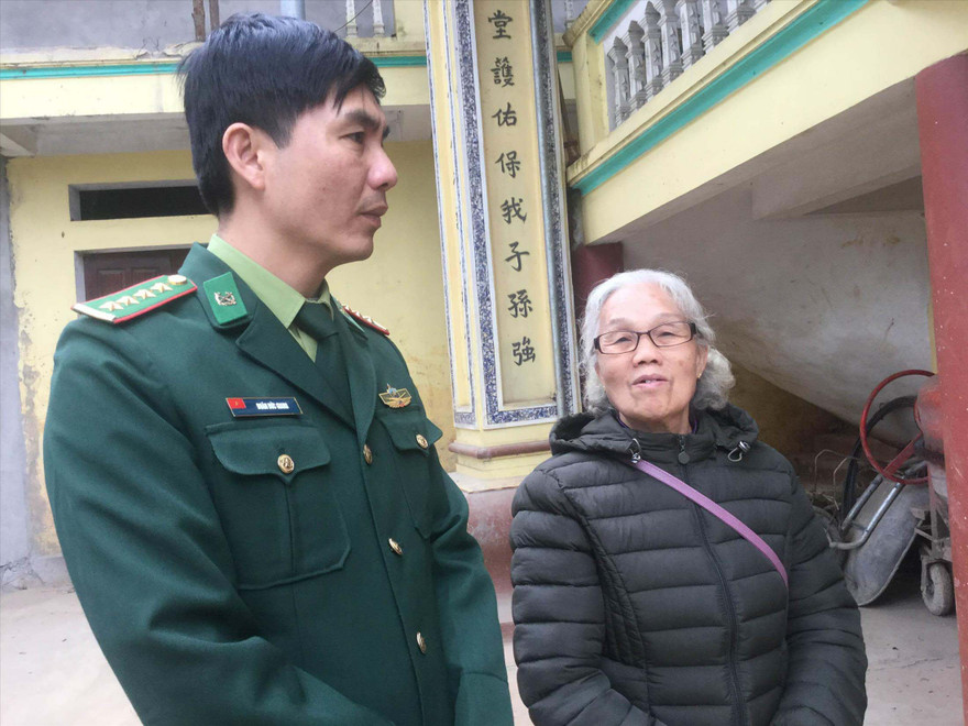 Đại úy Doãn Đức Giang (bên trái) luôn đi cơ sở, gần gũi dân, được dân tin yêu. Ảnh: Duy Chiến