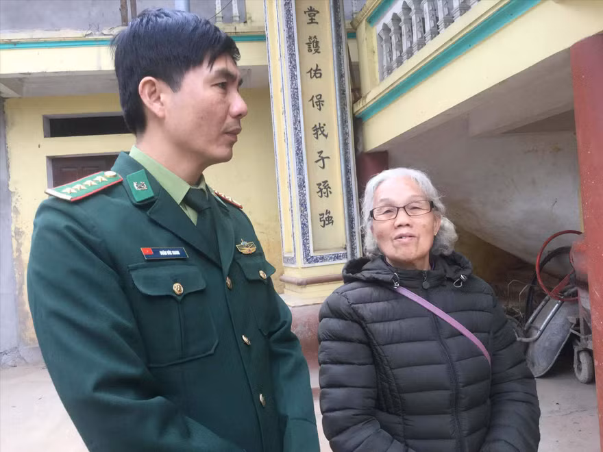 Đại úy Doãn Đức Giang (bên trái) luôn đi cơ sở, gần gũi dân, được dân tin yêu. Ảnh: Duy Chiến