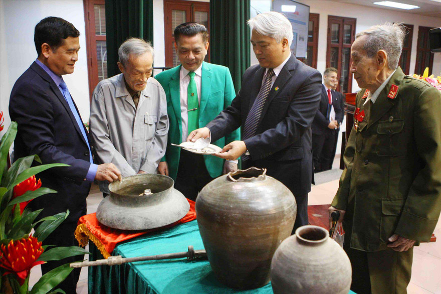 Trao tặng một số hiện vật đầu tiên nhân dịp phát động hiến tặng hiện vật liên quan chiến thắng Điện Biên Phủ. Ảnh: THANH TÙNG