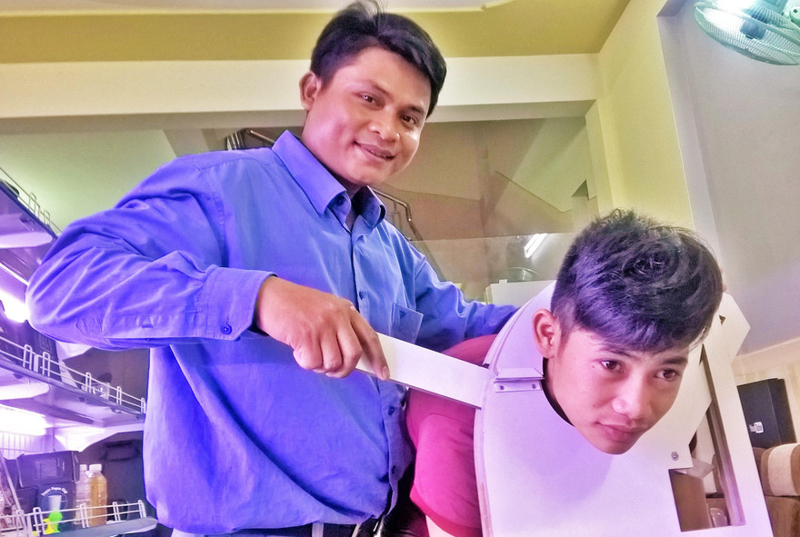 Ảo thuật gia trẻ Đinh Văn Hồ đang luyện tập tiết mục ảo thuật “cắt đầu người”. Ảnh: Trần Nguyên Anh