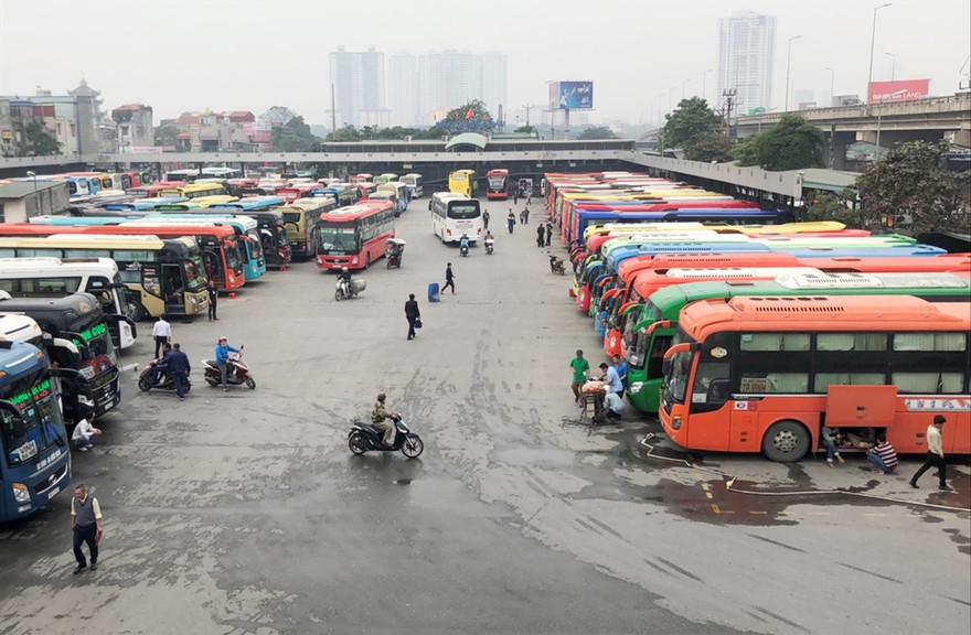 Có 4 DN vận tải tại Bến xe Nước Ngầm xin tăng giá cước dịp Tết. Ảnh: T.Đảng