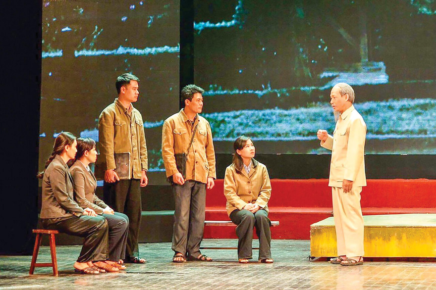 Suốt 40 năm làm nghệ thuật, Tiến Hợi đã hàng nghìn lần vào vai Bác Hồ 