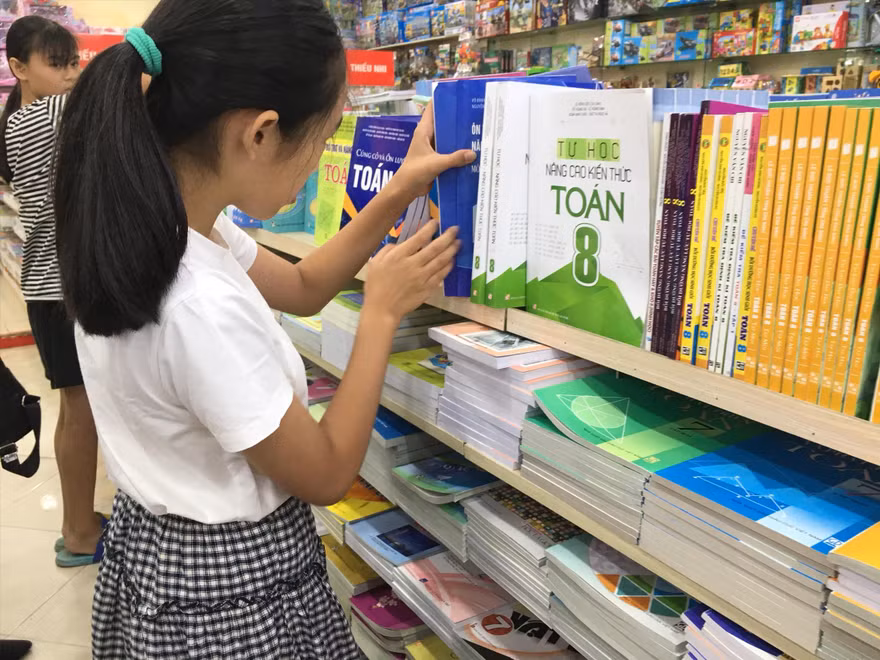 Năm 2020 đủ SGK lớp 1 cho 9 môn học theo chương trình giáo dục phổ thông mới. Ảnh: Như Ý 