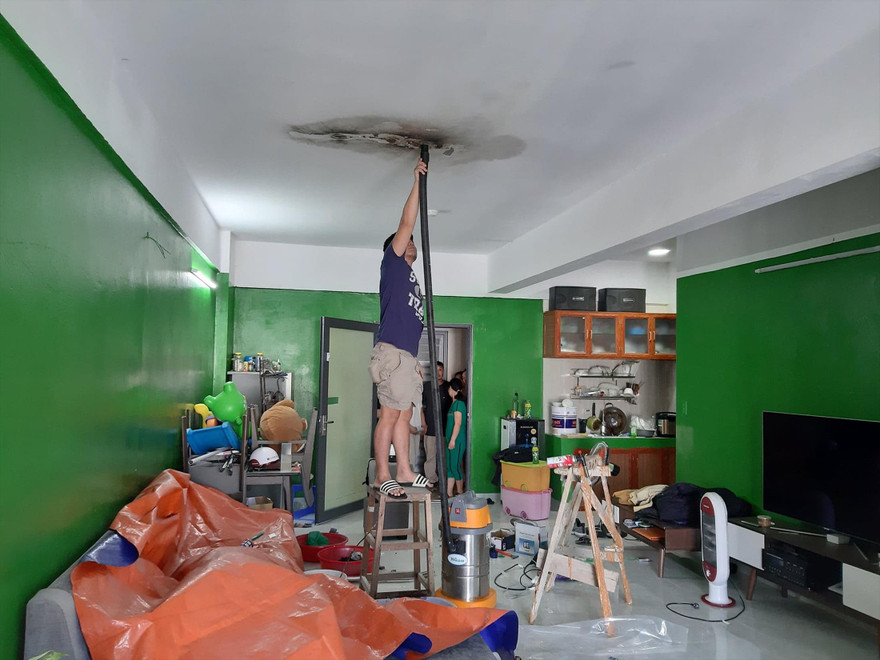 Một căn hộ bị thấm nước, dẫn đến cháy, chập điện