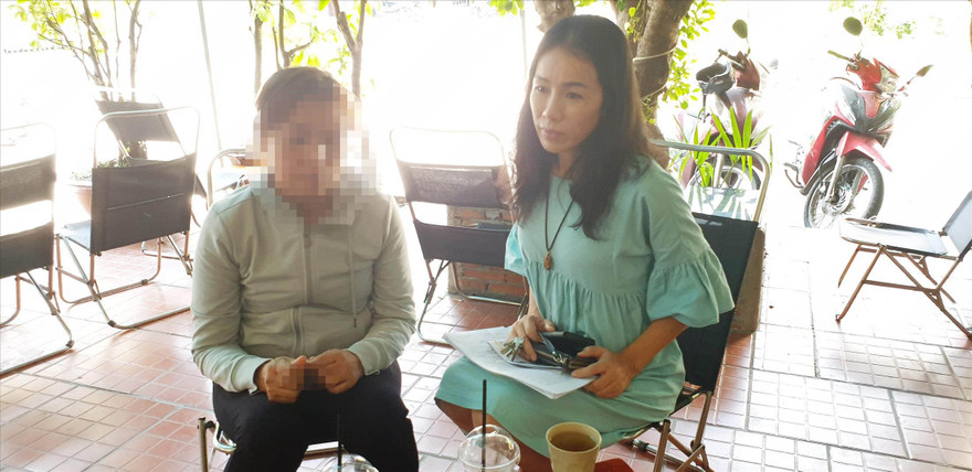 Bà B.T.T.L (bìa trái) kể lại câu chuyện “sập bẫy” khi đi làm đẹp miễn phí ở spa. Ảnh: Văn Minh