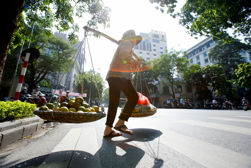 Nắng nóng kéo dài khiến cuộc sống của người dân bị đảo lộn. Ảnh: Như Ý