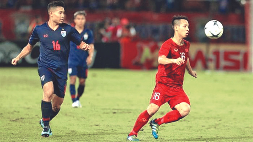 Cầu thủ Hùng Dũng trong trận gặp Thái Lan. Ảnh: P.V