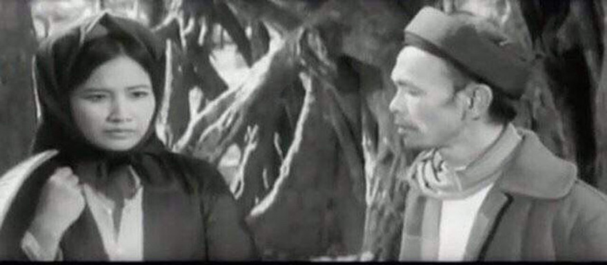 Nghệ sĩ Hòa Tâm (phải) trong vai mật thám Công và Thanh Tú trong vai nữ cán bộ Việt Minh, phim Sao tháng tám, 1976