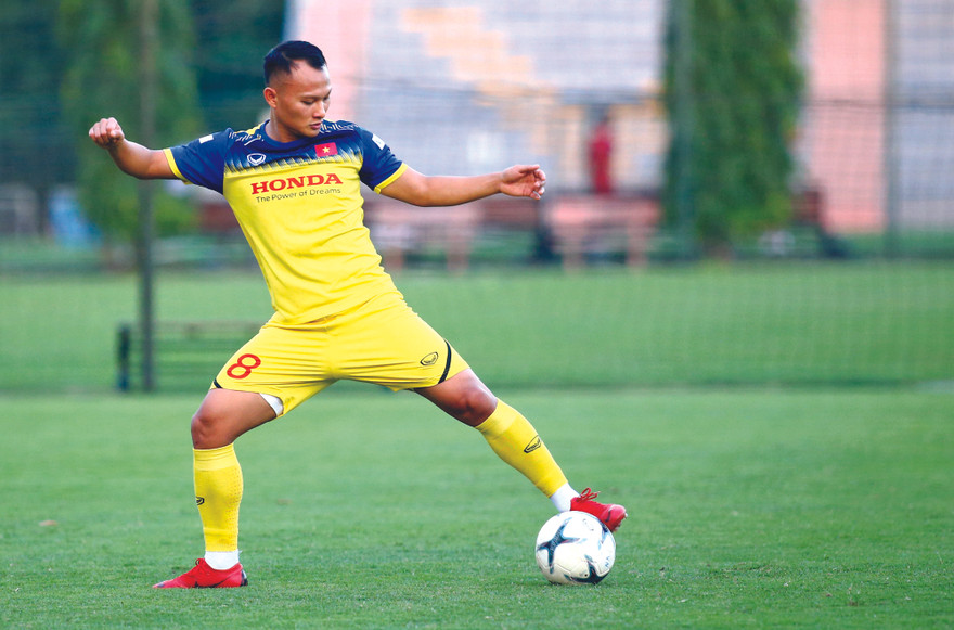 Trọng Hoàng cần tránh những pha phạm lỗi có thể nhận thẻ vàng khi đối đầu UAE để đảm bảo được ra sân ở trận quyết đấu với Thái Lan. Ảnh: VSI