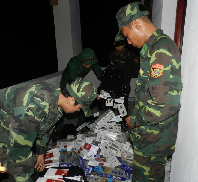Thuốc lá lậu được chiến sỹ đồn biên phòng đem về ẢNH: HÒA HỘI