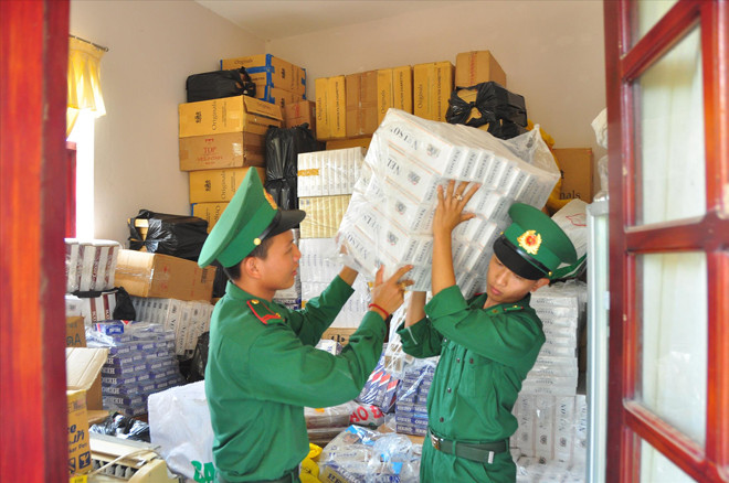 Tang vật thu giữ tại Đồn biên phòng Vĩnh Nguơn.  ẢNH: HÒA BÌNH 