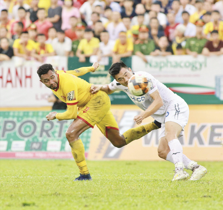 HAGL (phải) của bầu Đức đối diện muôn vàn khó khăn ở chặng cuối V-League năm nay. Ảnh: VSI 