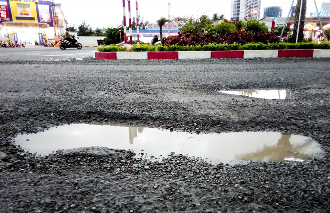 Ổ gà, ổ voi xuất hiện dày đặc trên tuyến QL 1D đoạn ngã ba Long Vân đi bến xe liên tỉnh Ảnh: Tr.Ðịnh