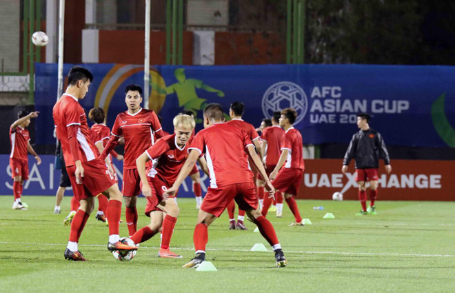 Buổi tập đầu tiên của đội tuyển Việt Nam tại Abu Dhabi ảnh: pv