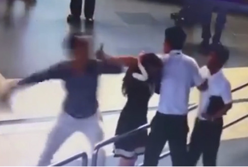 Hình ảnh vụ xô xát tại sân bay Nội Bài được camera ghi lại.