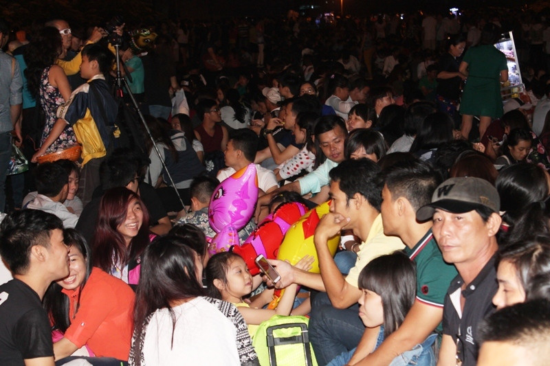 Người dân Sài Gòn háo hức đi chơi đón xem pháo hoa