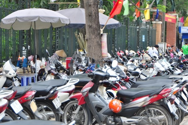Các bãi gửi xe tự phát mọc lên thỏa sức 'chặt chém' người dân. Ảnh minh họa