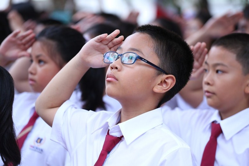 Toàn thể học sinh Vinschool cùng nghiêm trang làm Lễ chào cờ.