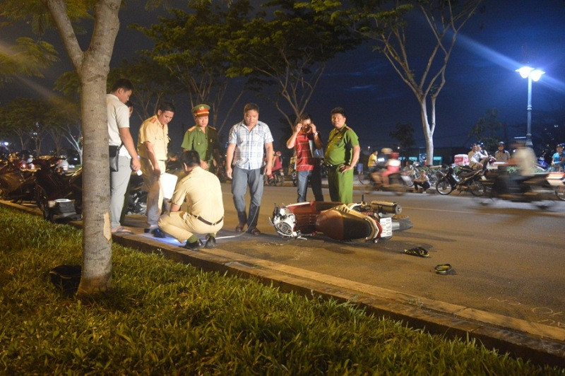 Lực lượng chức năng khám nghiệm hiện trường vụ tai nạn. Ảnh: Ngô Bình