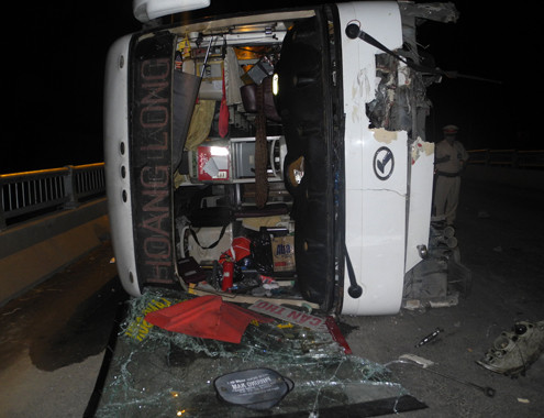 Xe khách nằm giữa cầu. Ảnh: T.H.