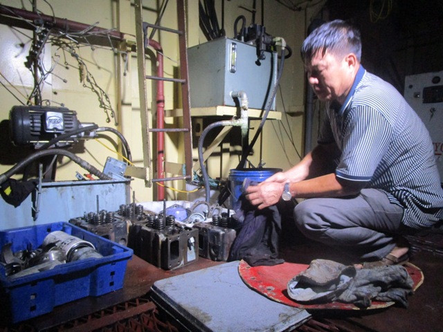 Tàu cá của ông Muộn nằm bờ khi bị hư hỏng. Ảnh: Hoàng Lam