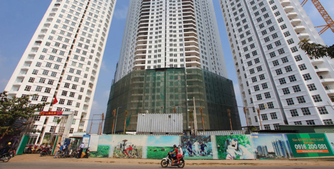 Đối với căn hộ chung cư trung và cao cấp có vị trí thuận lợi, tiến độ triển khai tốt, chủ đầu tư uy tín, giá bán vẫn được duy trì tương đối ổn định, có một số khu vực tăng giá nhẹ.