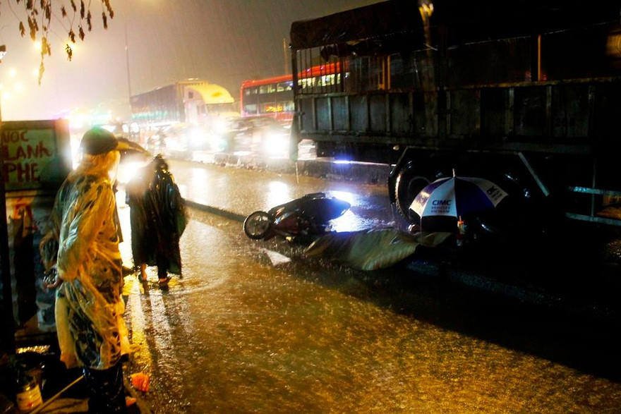 Thời điểm xảy ra tai nạn trời mưa to, mặt đường gồ ghề.