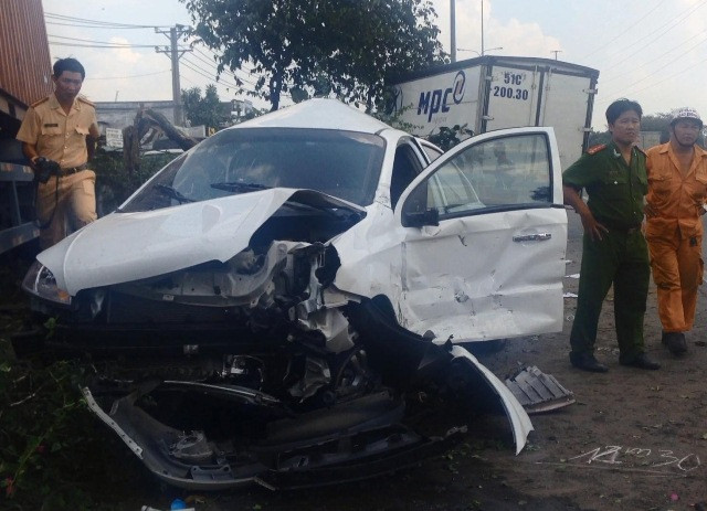 Chiếc ô tô 4 chỗ bị nát phần đầu, biến dạng.