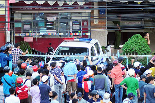 Hàng trăm người tập trung trước ngân hàng theo dõi vụ việc. Ảnh: Thái Hà/VnExpress