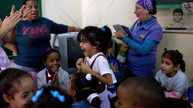 Giáo viên và học sinh Cuba vui mừng sau khi biết tin Cuba và Mỹ khôi phục quan hệ . Ảnh: AP.