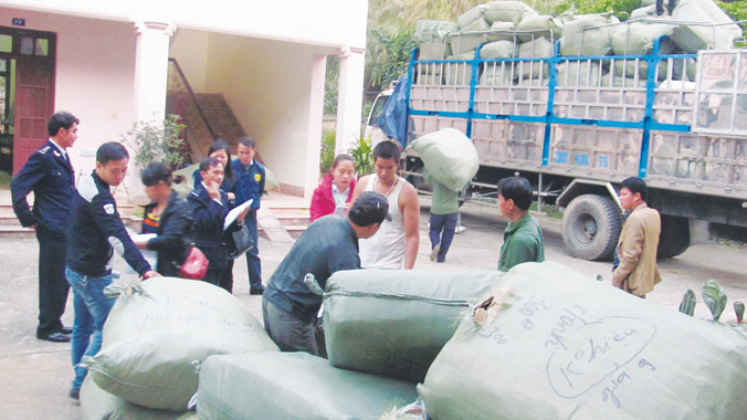 Kiểm đếm số hàng do PC46 công an Lạng Sơn bắt giữ tại Dốc Quýt (huyện Cao Lộc). Ảnh: Duy Chiến.