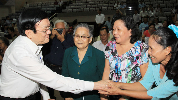 Chủ tịch nước Trương Tấn Sang tiếp xúc cử tri quận 4. Ảnh: Nguyễn Khang. TTXVN.