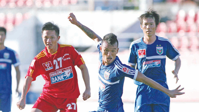 Hải Phòng (trái) hay B.Bình Dương (phải) sẽ nâng cao Siêu cúp QG 2014 - Cúp Tiền Phong - THACO?. Ảnh: VSI.