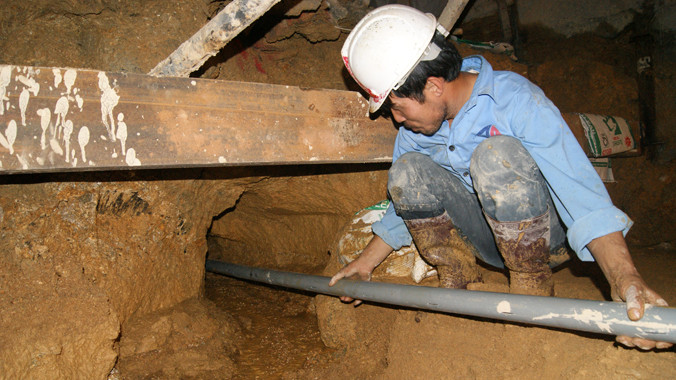 Mũi khoan phía hạ du để dẫn nước ra ngoài, đất đã bị nước làm xói mòn rộng 30-45cm. Ảnh: Lê Hữu Việt.